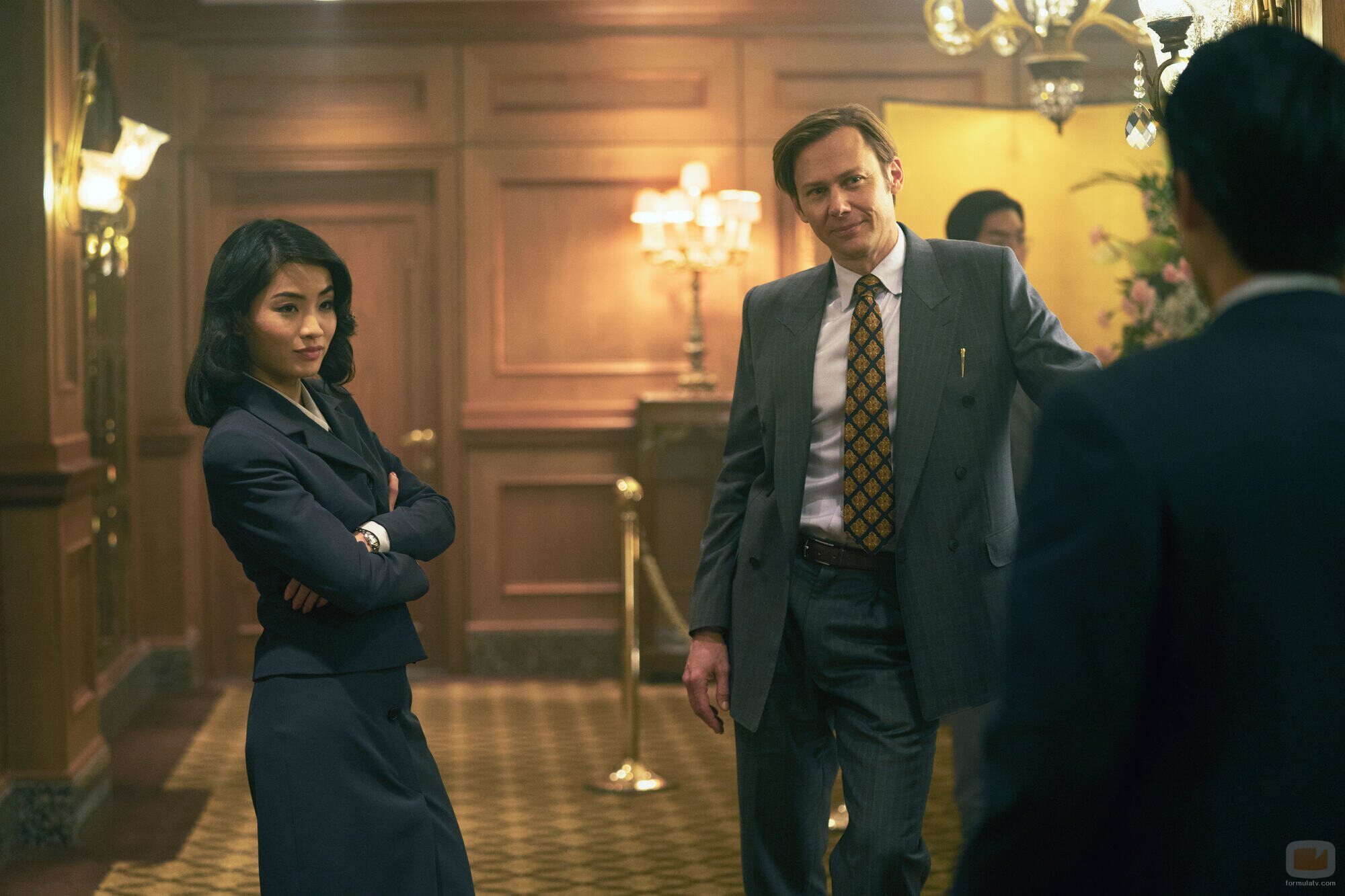 Jimmi Simpson y Anna Sawai en 1x02 titulado 'Capítulo dos' de 'Pachinko'