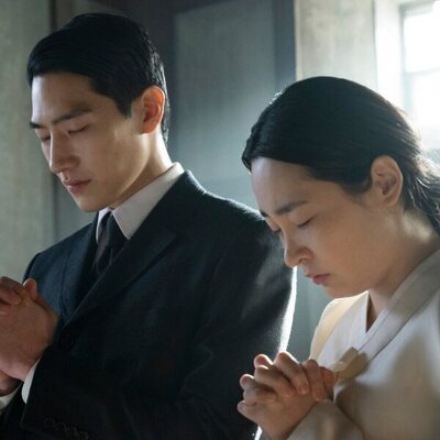 Minha Kim y Steve Sanghyun Noh en Capítulo 4 titulado 'Capítulo cuatro' de 'Pachinko'