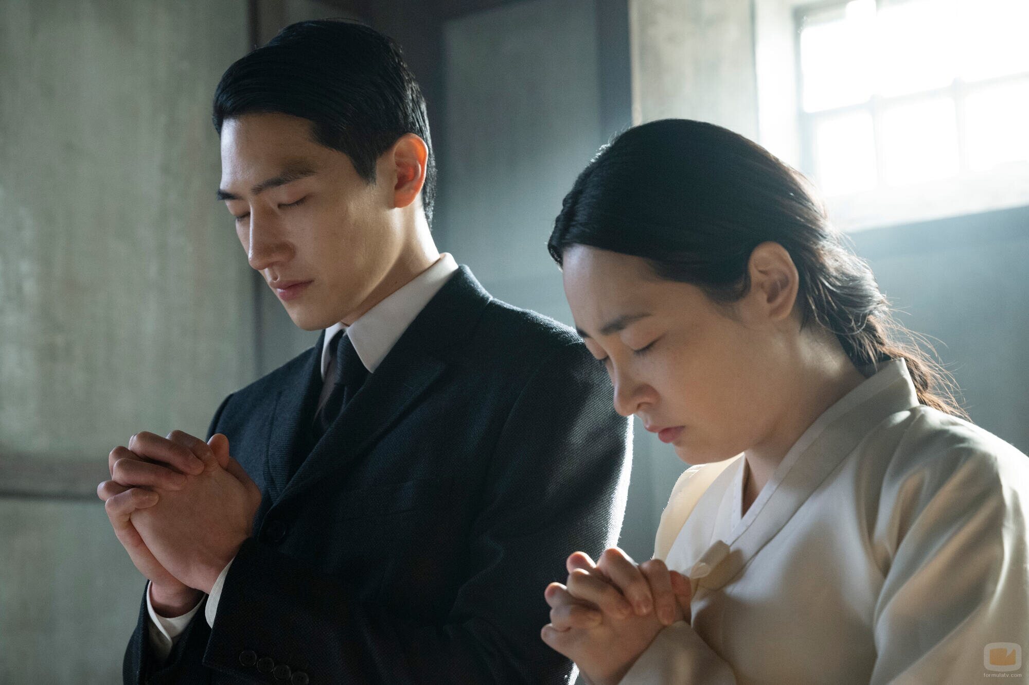 Minha Kim y Steve Sanghyun Noh en Capítulo 4 titulado 'Capítulo cuatro' de 'Pachinko'