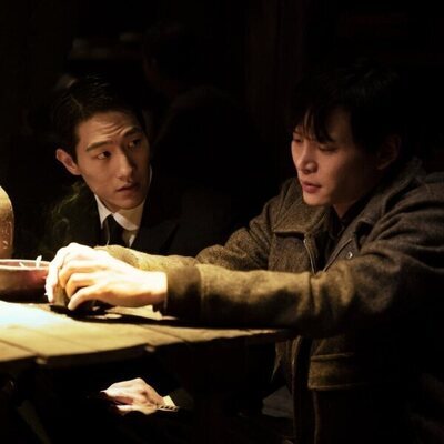 Steve Sanghyun Noh y Han Joon-Woo en 1x06 'Capítulo seis' de 'Pachinko'