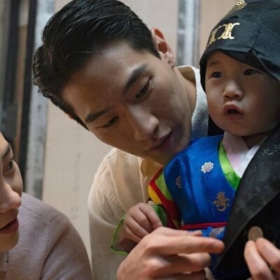 Minha Kim y Steve Sanghyun Noh en 1x08 titulado 'Capítulo ocho' de 'Pachinko'