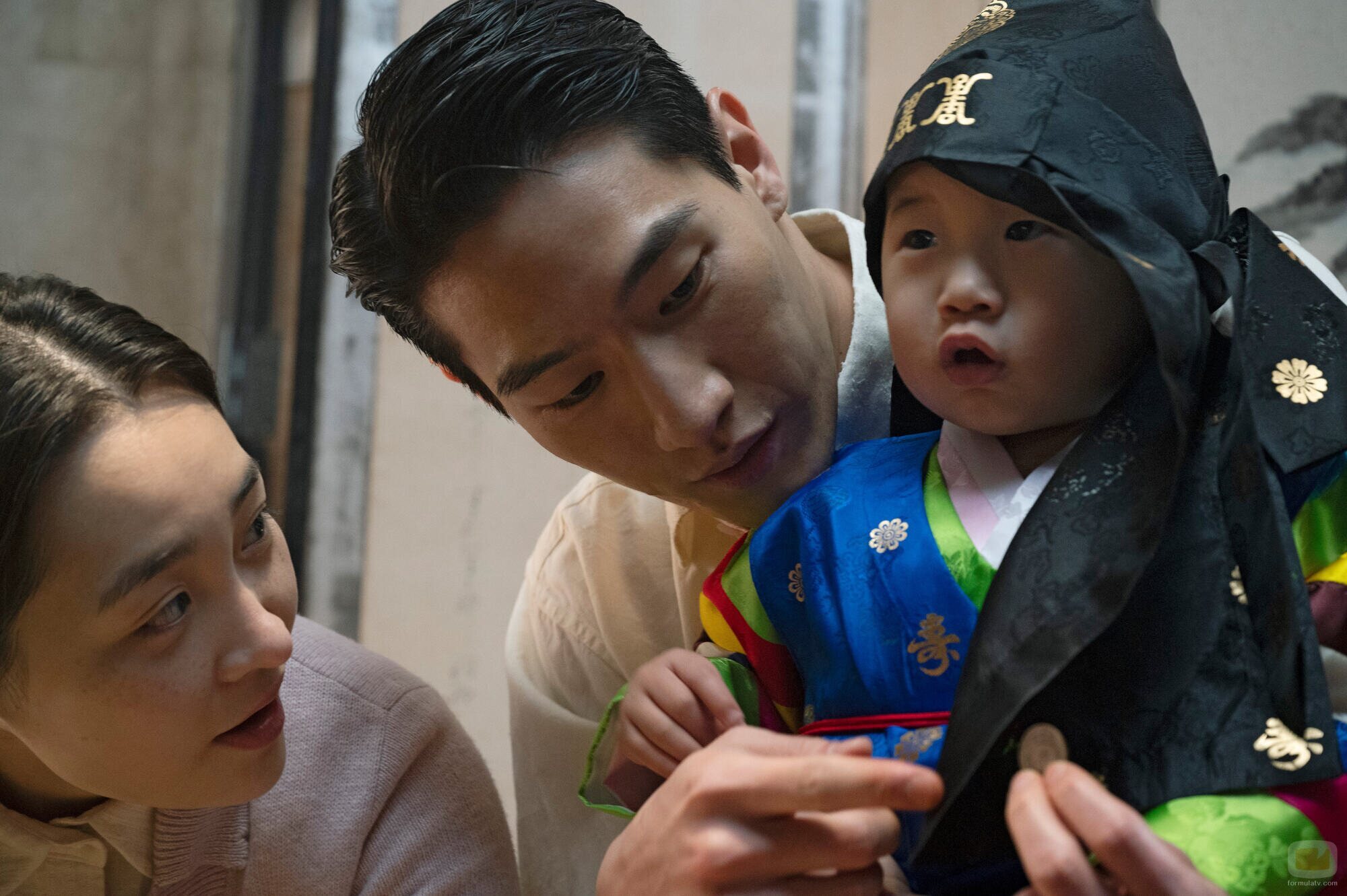 Minha Kim y Steve Sanghyun Noh en 1x08 titulado 'Capítulo ocho' de 'Pachinko'