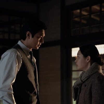 Lee Min-ho y Minha Kim en el 2x01 de 'Pachinko'
