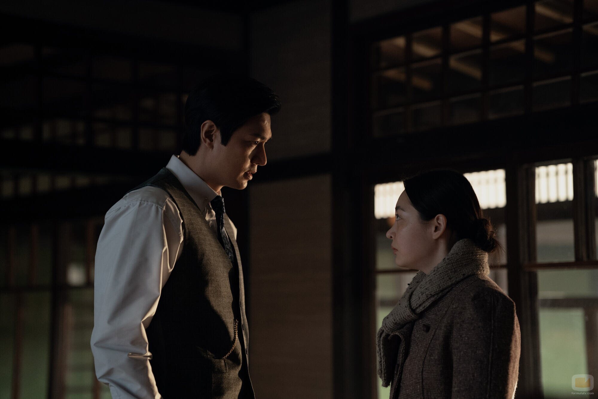 Lee Min-ho y Minha Kim en el 2x01 de 'Pachinko'