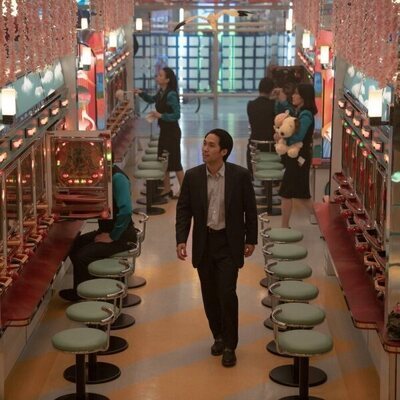 Jin Ha en el 2x01 de 'Pachinko'