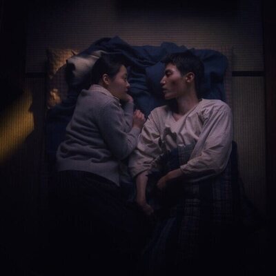 Minha Kim y Steve Sanghyun Noh en 2x02 titulado 'Capítulo diez' de 'Pachinko'