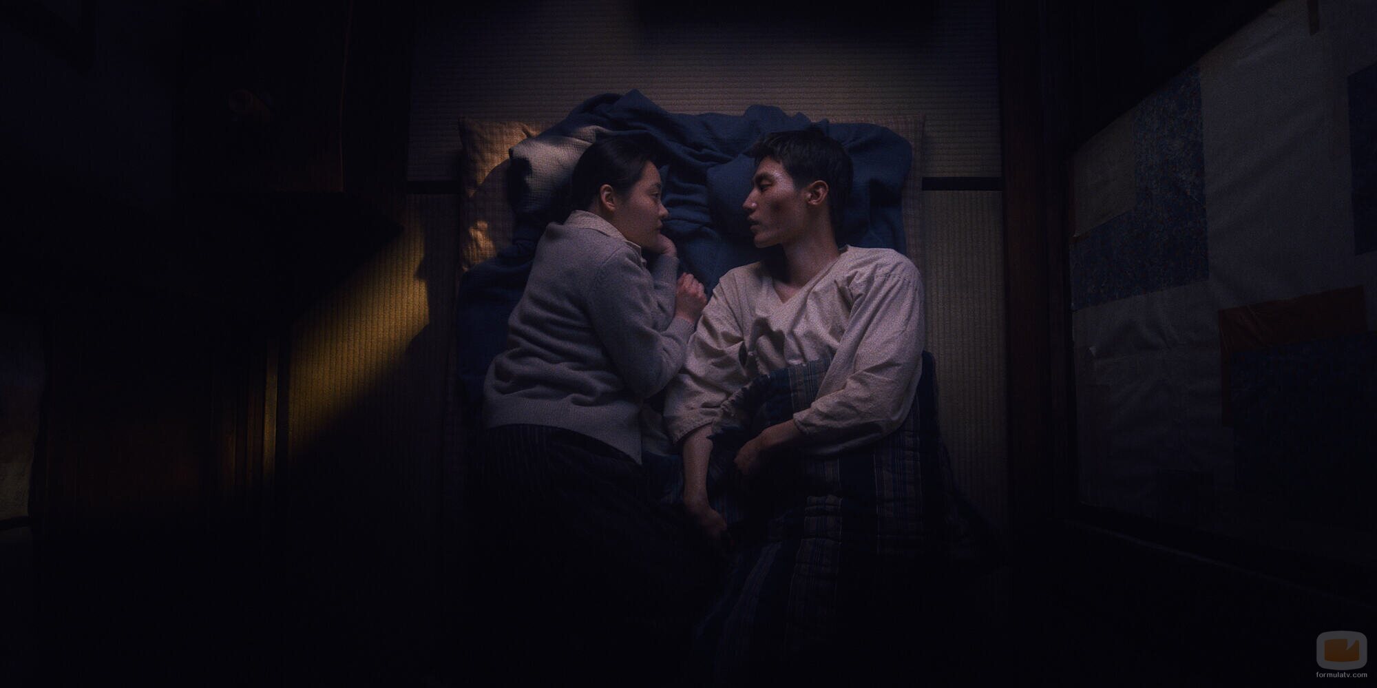 Minha Kim y Steve Sanghyun Noh en 2x02 titulado 'Capítulo diez' de 'Pachinko'