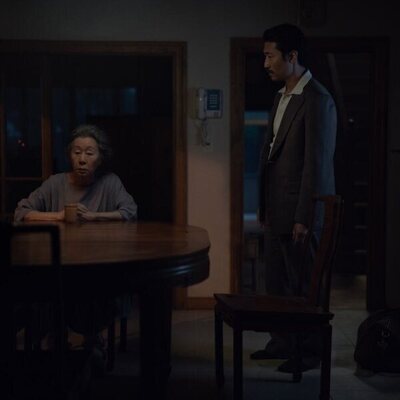 Soji Arai y Youn Yuh-jung en la temporada 2 y el capítulo 08 de 'Pachinko'