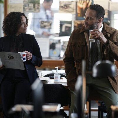Judy Reyes y Daniel Sunjata en 1x01 'Piloto' de 'High Potential'