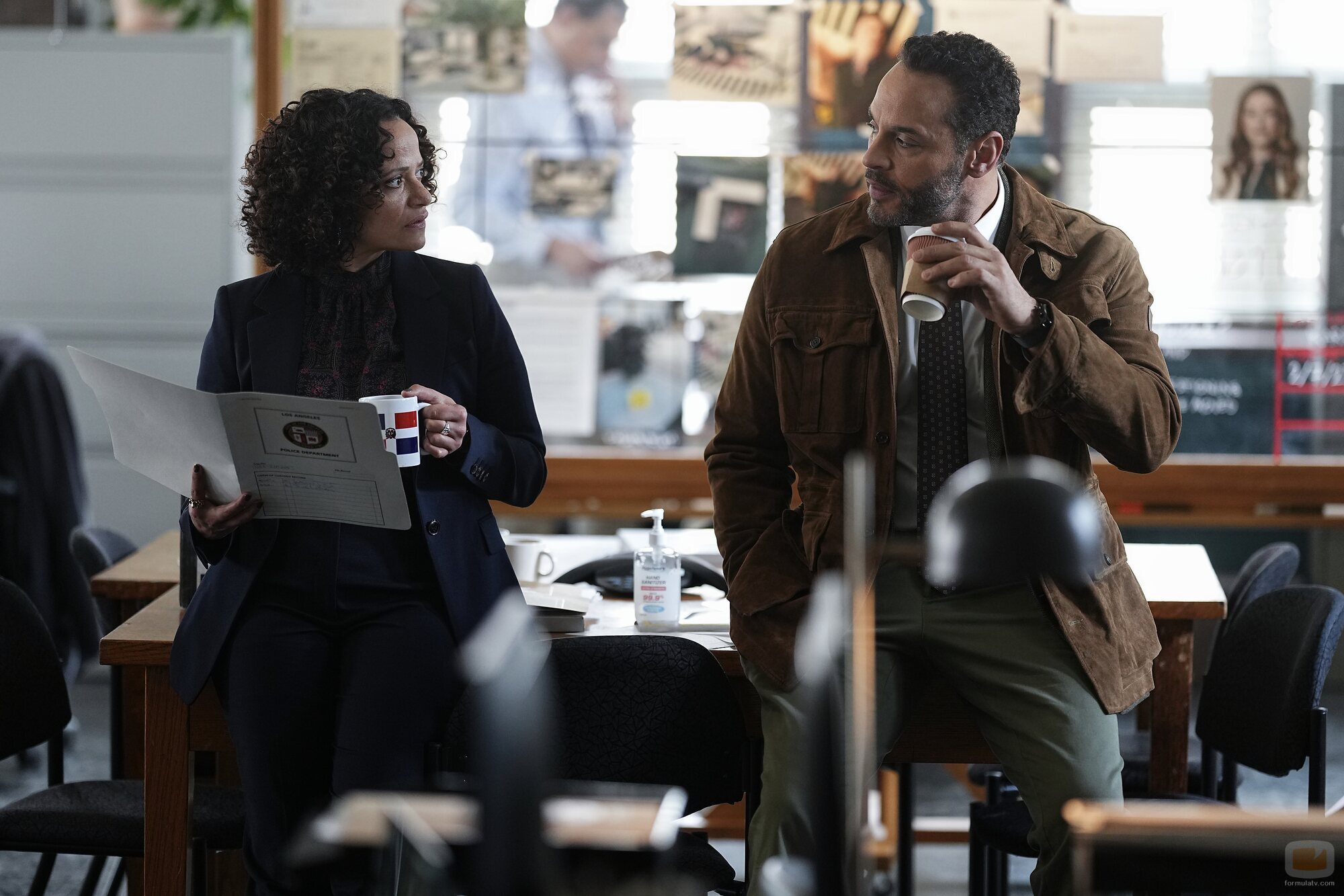 Judy Reyes y Daniel Sunjata en 1x01 'Piloto' de 'High Potential'