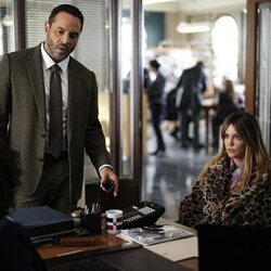 Kaitlin Olson y Daniel Sunjata en Capítulo 1 titulado 'Piloto' de 'High Potential'