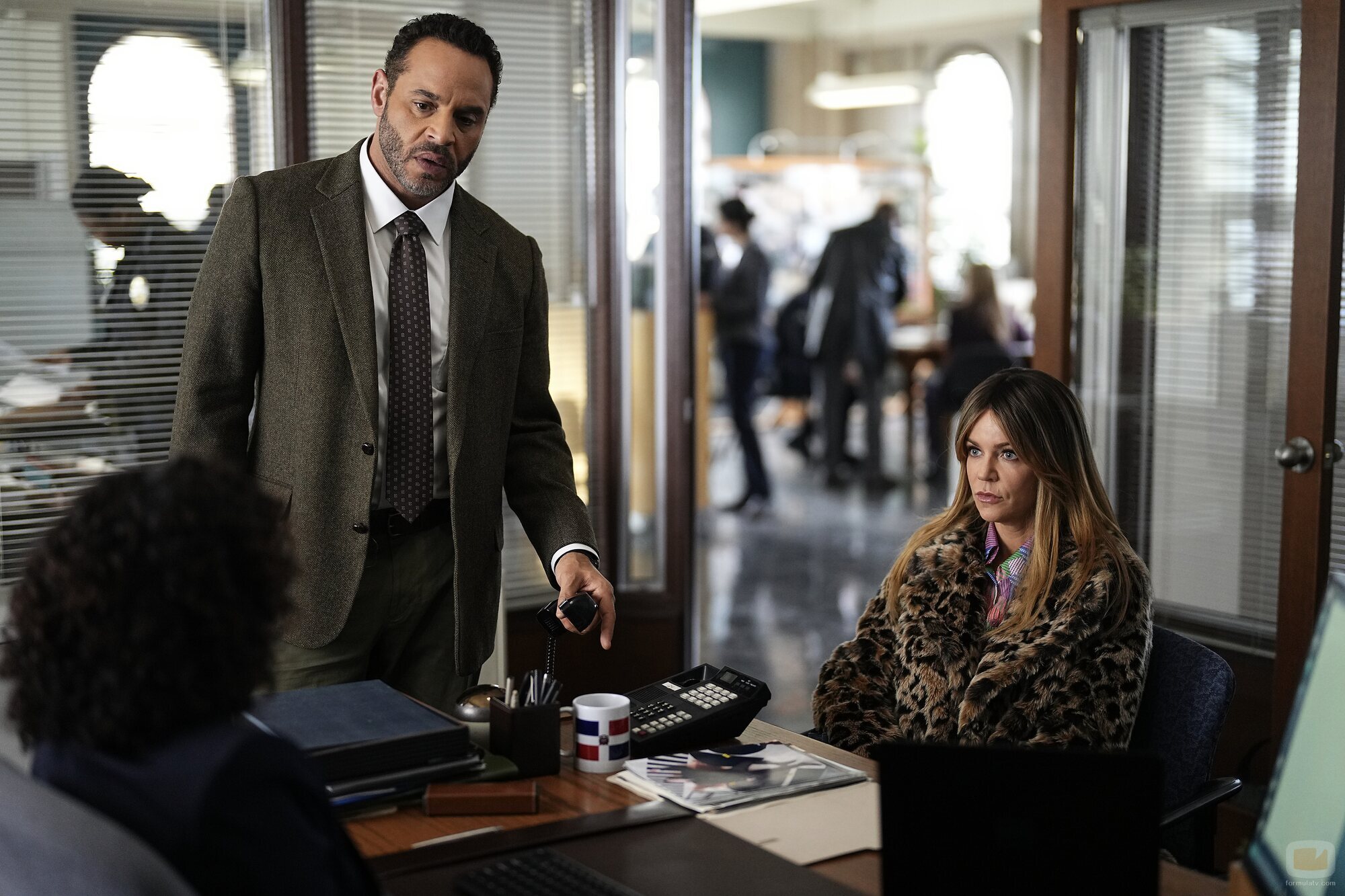 Kaitlin Olson y Daniel Sunjata en Capítulo 1 titulado 'Piloto' de 'High Potential'