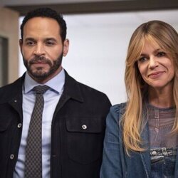 Kaitlin Olson y Daniel Sunjata en la temporada 1 y el capítulo 02 de 'High Potential'