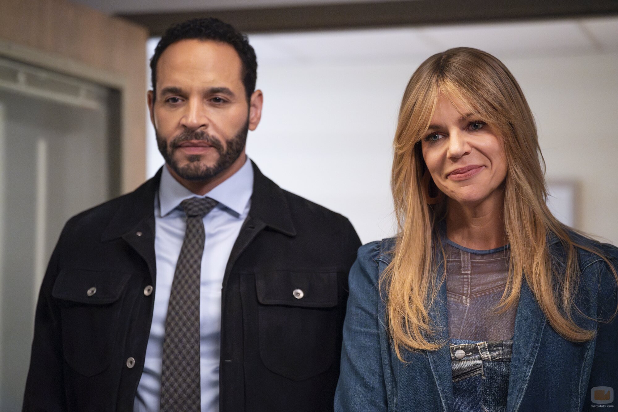 Kaitlin Olson y Daniel Sunjata en la temporada 1 y el capítulo 02 de 'High Potential'