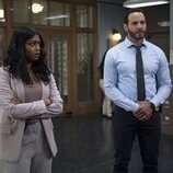 Daniel Sunjata y Javicia Leslie en la temporada 1 y el capítulo 02 de 'High Potential'
