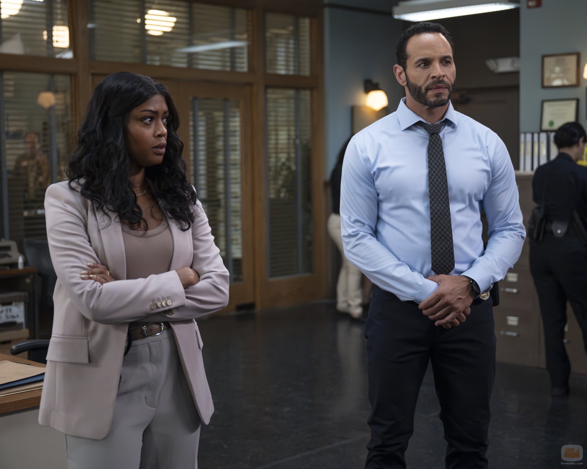 Daniel Sunjata y Javicia Leslie en la temporada 1 y el capítulo 02 de 'High Potential'