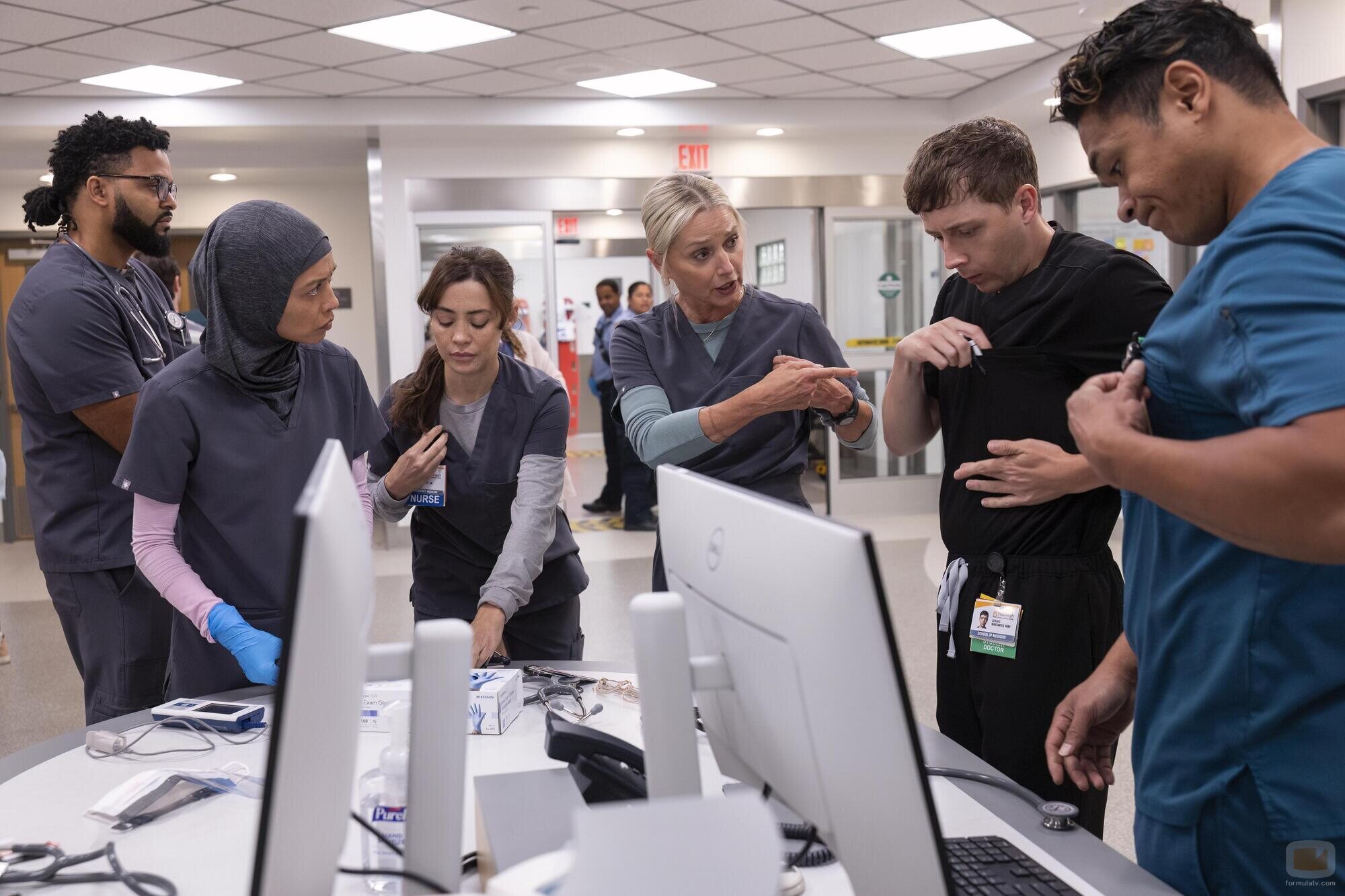 Gerran Howell y Katherine LaNasa en Capítulo 3 titulado '9:00 A.M.' de 'The Pitt'