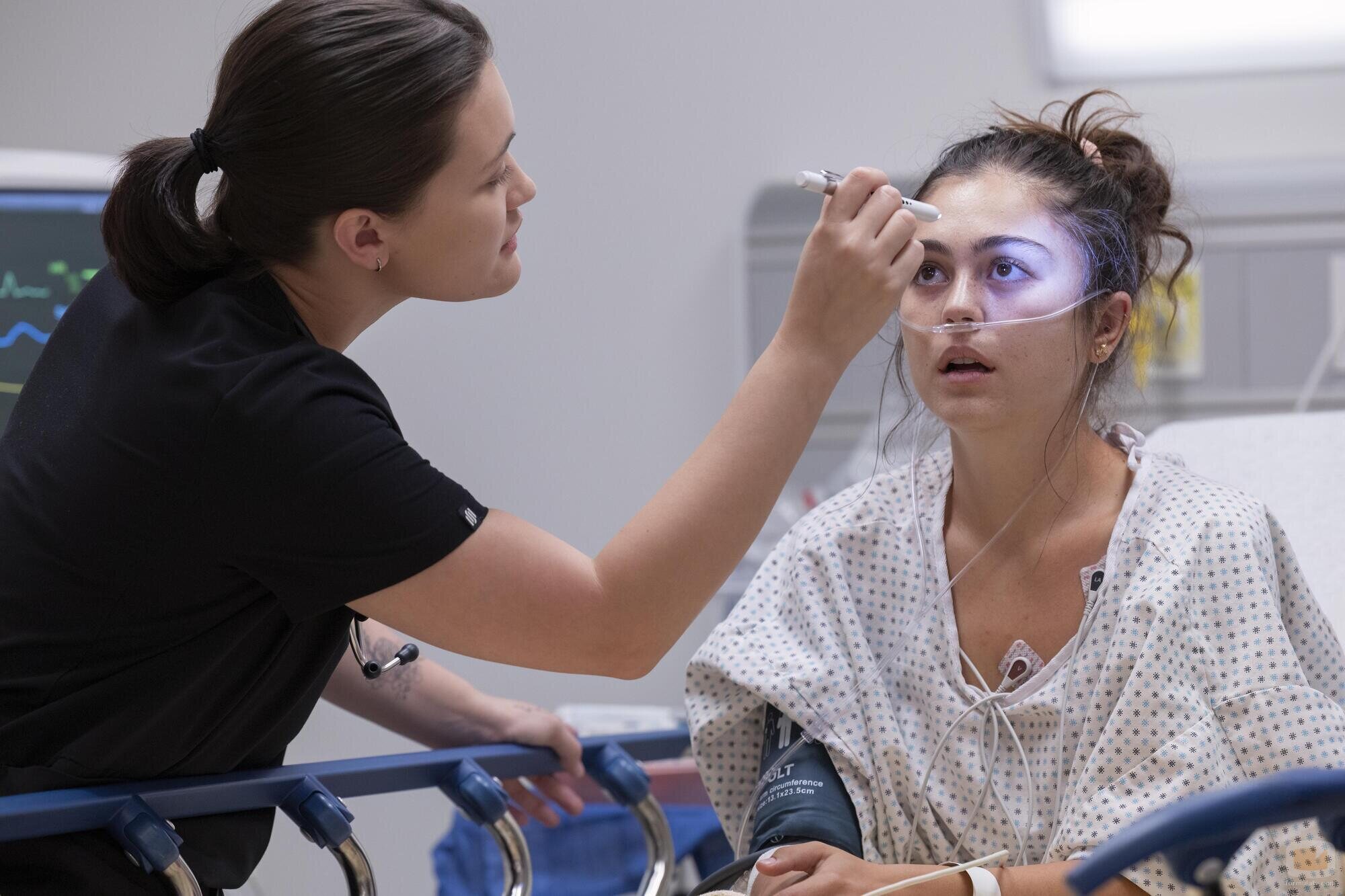 Isa Briones en 1x03 '9:00 A.M.' de 'The Pitt'