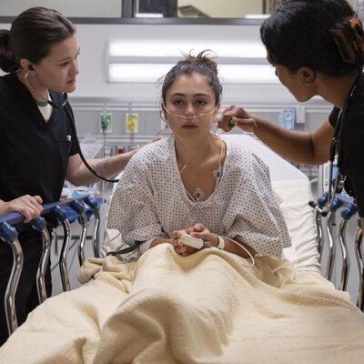 Imagen de Isa Briones en 1x03 '9:00 A.M.' de 'The Pitt'