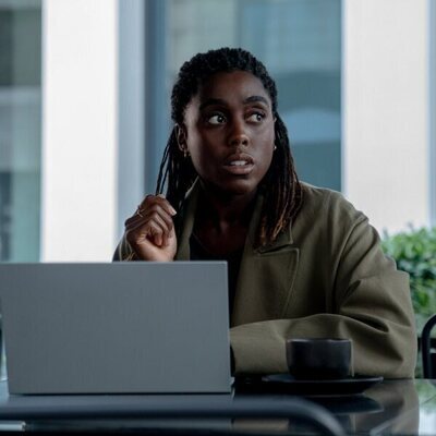 Lashana Lynch en el 1x03 de 'The Day of The Jackal'