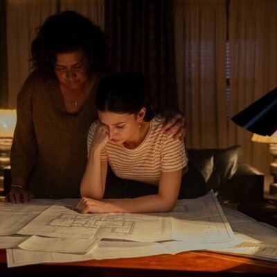 Úrsula Corberó y Puchi Lagarde en 1x03 titulado 'Episodio 3' de 'Chacal'