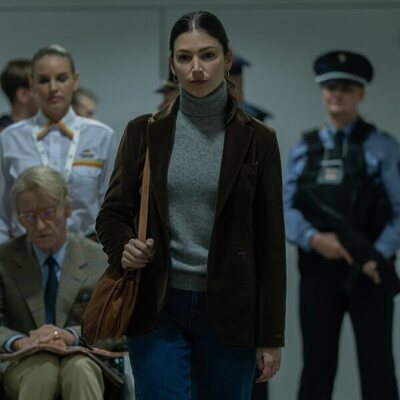 Úrsula Corberó y Eddie Redmayne en el 1x06 de 'The Day of The Jackal'