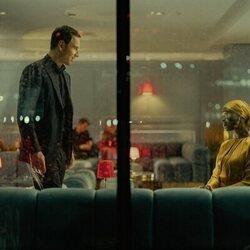 Jodie Turner-Smith y Michael Fassbender en 'The Bends' de 'The Agency'