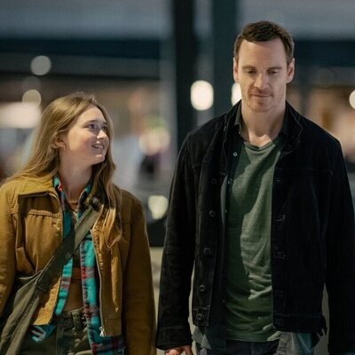 Michael Fassbender y India Fowler en 'Hawk from a Handsaw' de 'The Agency'