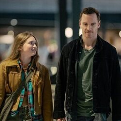 Michael Fassbender y India Fowler en 'Hawk from a Handsaw' de 'The Agency'