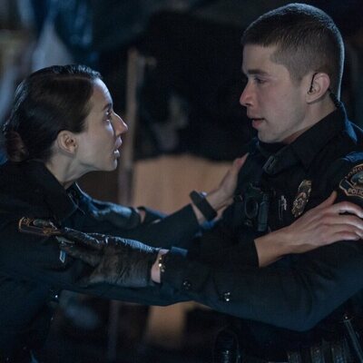 Troian Bellisario y Brandon Larracuente en la temporada 1 y el capítulo 01 de 'On Call'