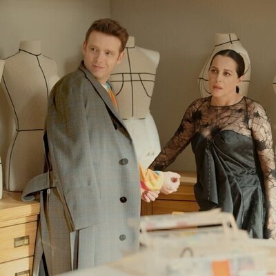Antoine Reinartz y Amira Casar en el 1x04 de 'La Maison: The Fabric of Power'