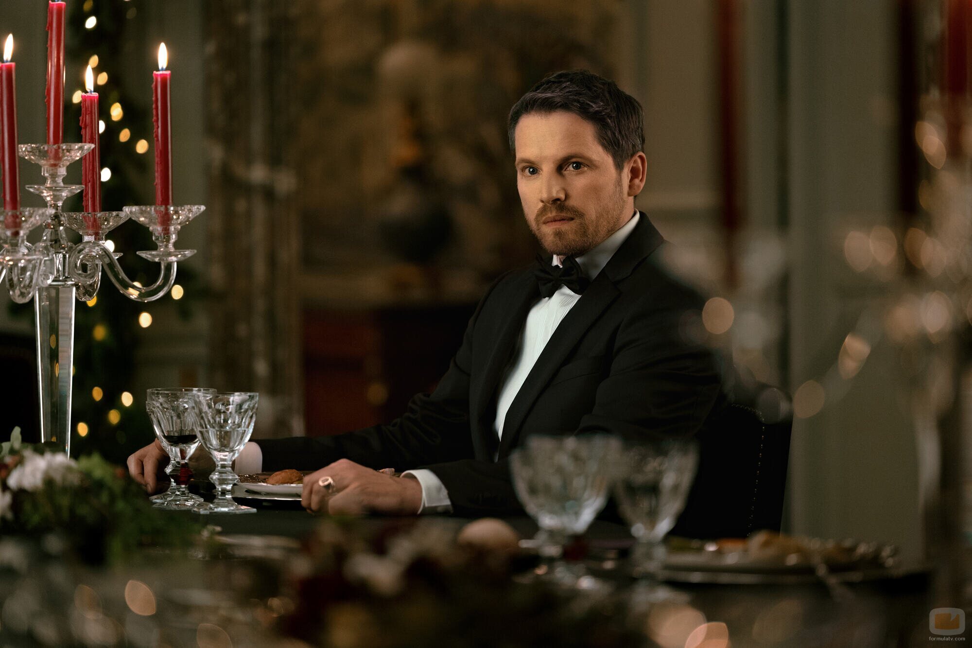 Pierre Deladonchamps en el 'Una botella al mar' de 'La Maison: The Fabric of Power'