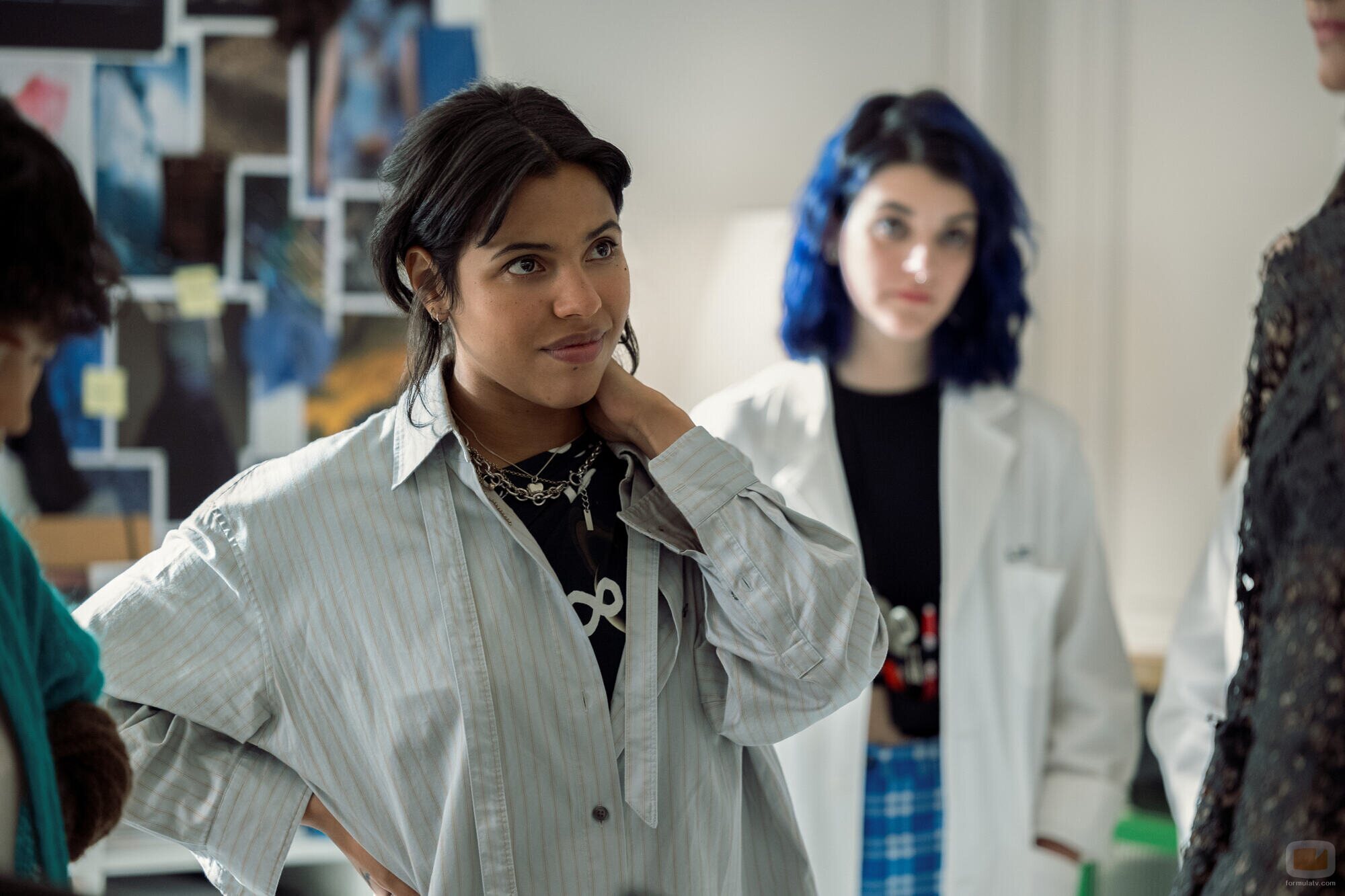 Zita Hanrot en el 'Una botella al mar' de 'La Maison: The Fabric of Power'