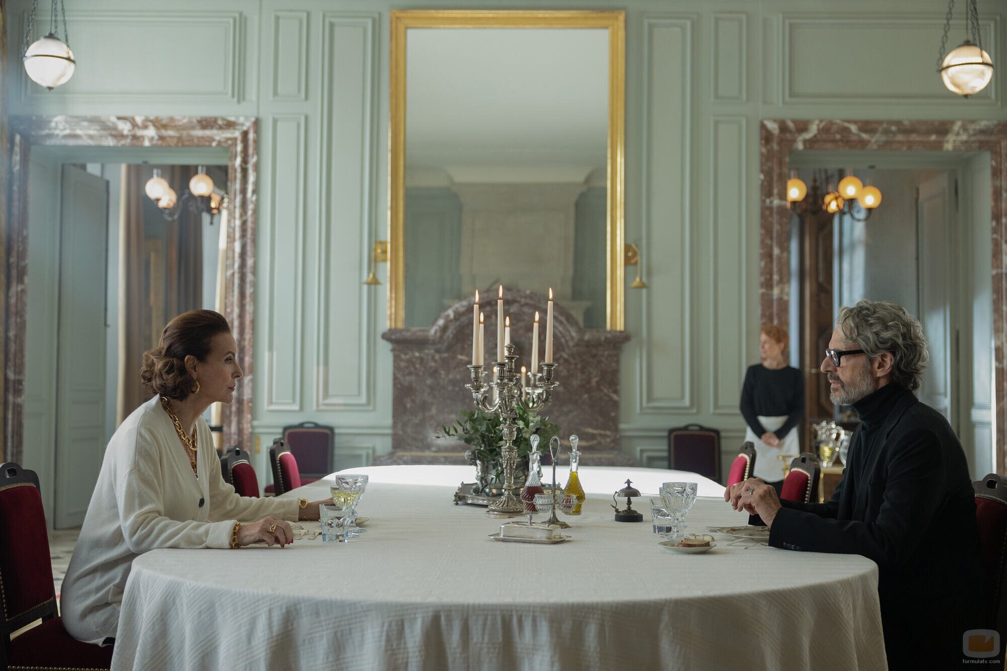 Lambert Wilson y Carole Bouquet en el 'Ser o no ser un Ledu' de 'La Maison: The Fabric of Power'