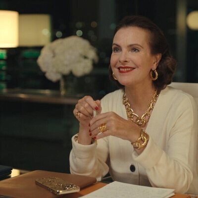 Carole Bouquet en el 1x09 de 'La Maison: The Fabric of Power'