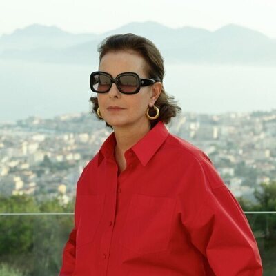 Carole Bouquet en 1x10 titulado 'La isla de los muertos' de 'La Maison'