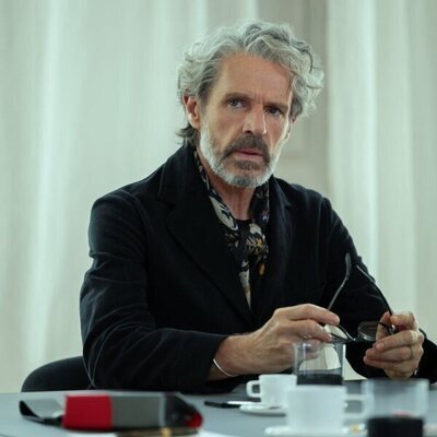 Lambert Wilson en 1x10 'La isla de los muertos' de 'La Maison'