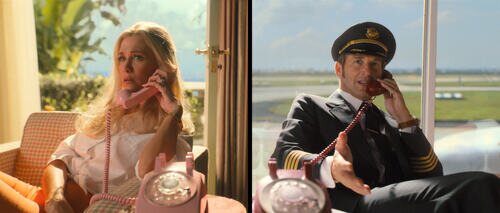 Josh Lucas y Kristen Wiig en el 1x03 de 'Palm Royale'