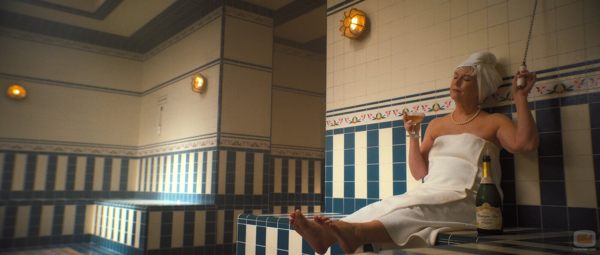 Julia Duffy en Capítulo 3 titulado 'Maxine es una Dellacorte más' de 'Palm Royale'