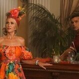Ricky Martin y Kristen Wiig en 1x04 'Maxine juega sus cartas' de 'Palm Royale'