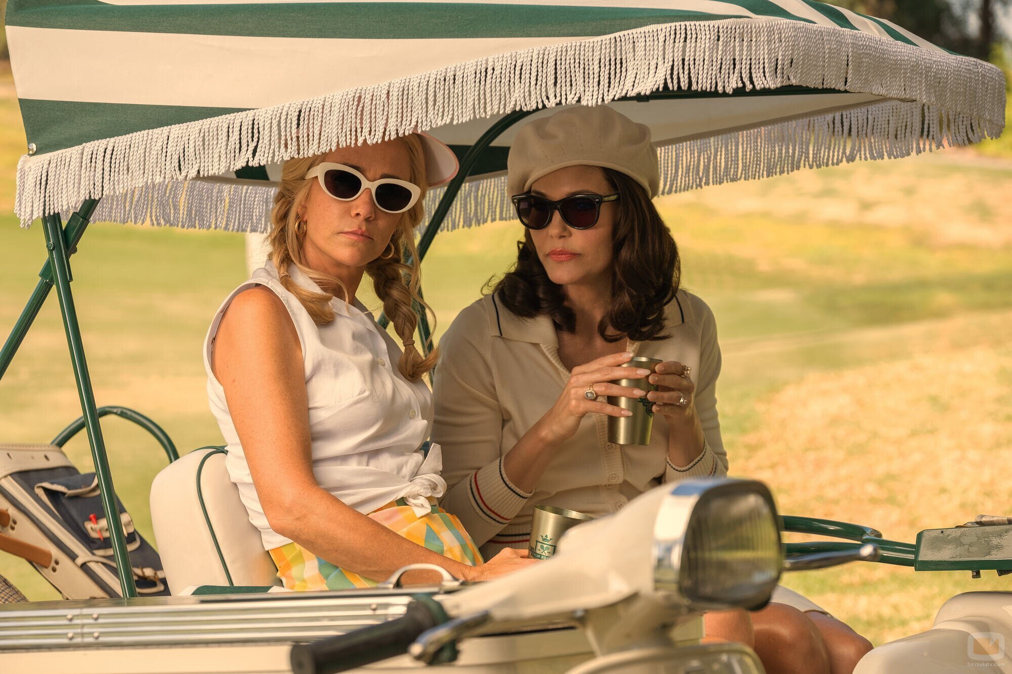 Kristen Wiig y Leslie Bibb en 1x05 titulado 'Maxine agita el avispero' de 'Palm Royale'