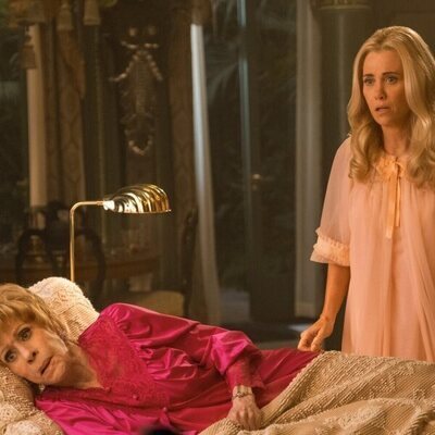Kristen Wiig y Carol Burnett en 'Maxine agita el avispero' de 'Palm Royale'