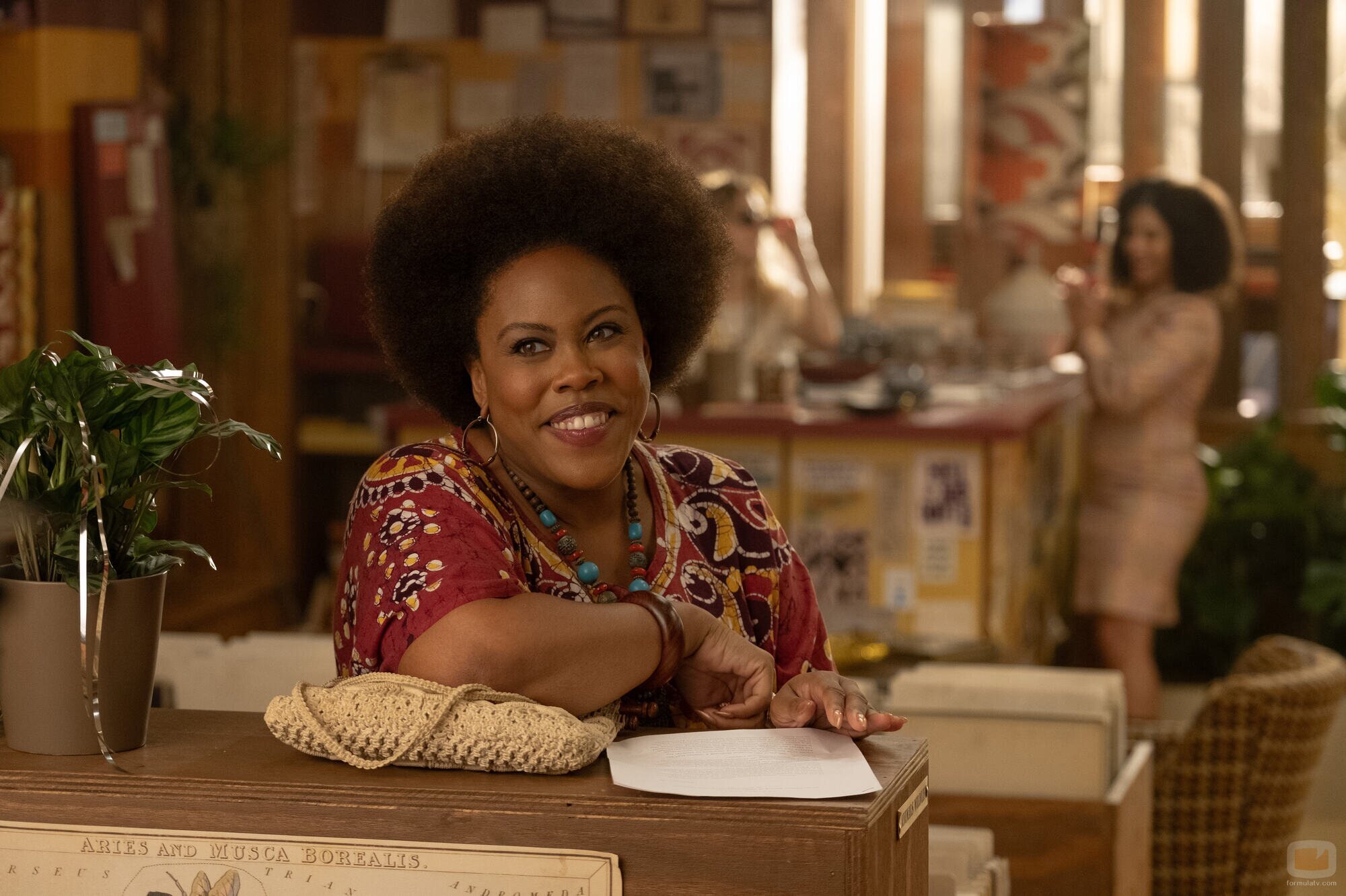 Amber Chardae Robinson en Capítulo 6 titulado 'Maxine toma las riendas' de 'Palm Royale'