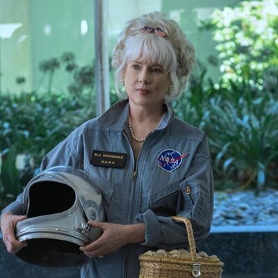 Julia Duffy en el 1x06 de 'Palm Royale'