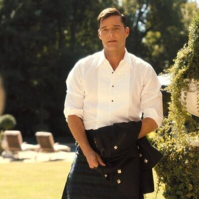 Ricky Martin en 1x07 titulado 'Maxine entrega a un príncipe' de 'Palm Royale'