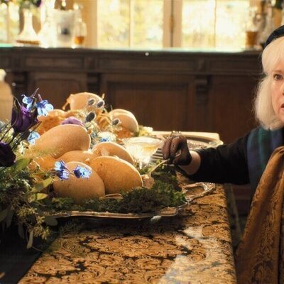 Julia Duffy en 1x07 'Maxine entrega a un príncipe' de 'Palm Royale'