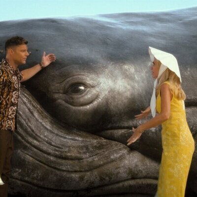 Ricky Martin y Kristen Wiig en el 1x08 de 'Palm Royale'