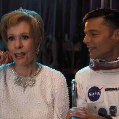 Ricky Martin y Carol Burnett en 'Maxine da una fiesta' de 'Palm Royale'