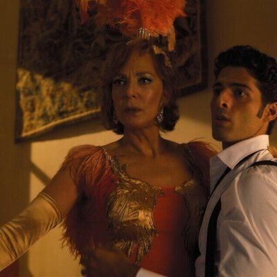Allison Janney y Jason Canela en 1x10 'Maxine da una fiesta' de 'Palm Royale'