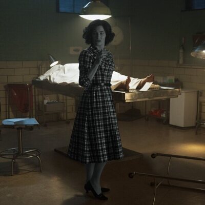 Kathryn Hahn en 1x01 titulado 'Encontrad la Senda' de 'Agatha, ¿quién si no?'